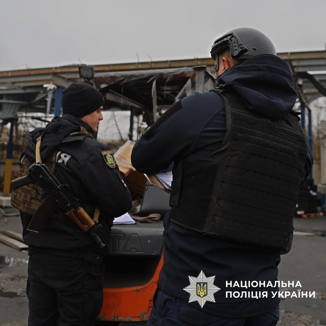 Поліцейські фіксують наслідки обстрілу