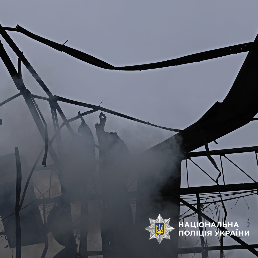 Спалений дах обстріляної будівлі