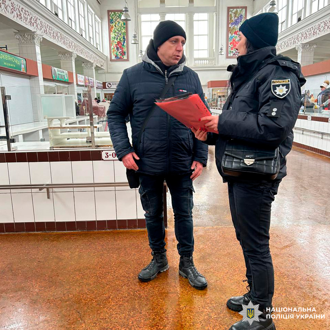 Поліцейський спілкується з чоловіком.