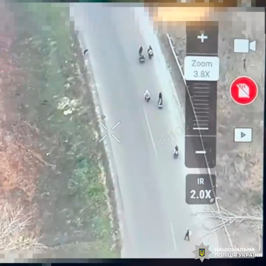 Евакуація шістьох людей і їхнього собаку до умовно безпечного місця.