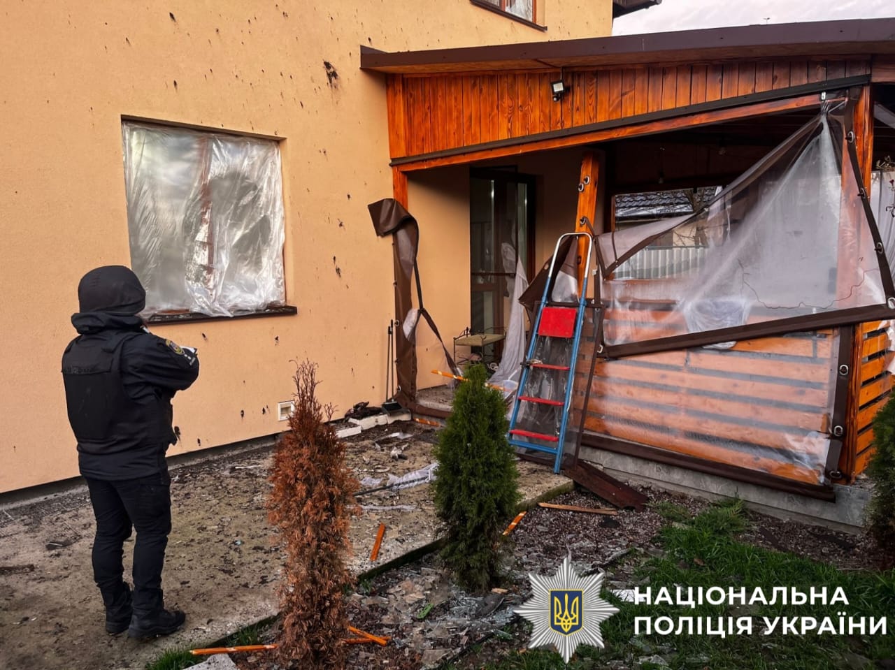 На фотографії зображено наслідки ворожої атаки на столичний регіон.