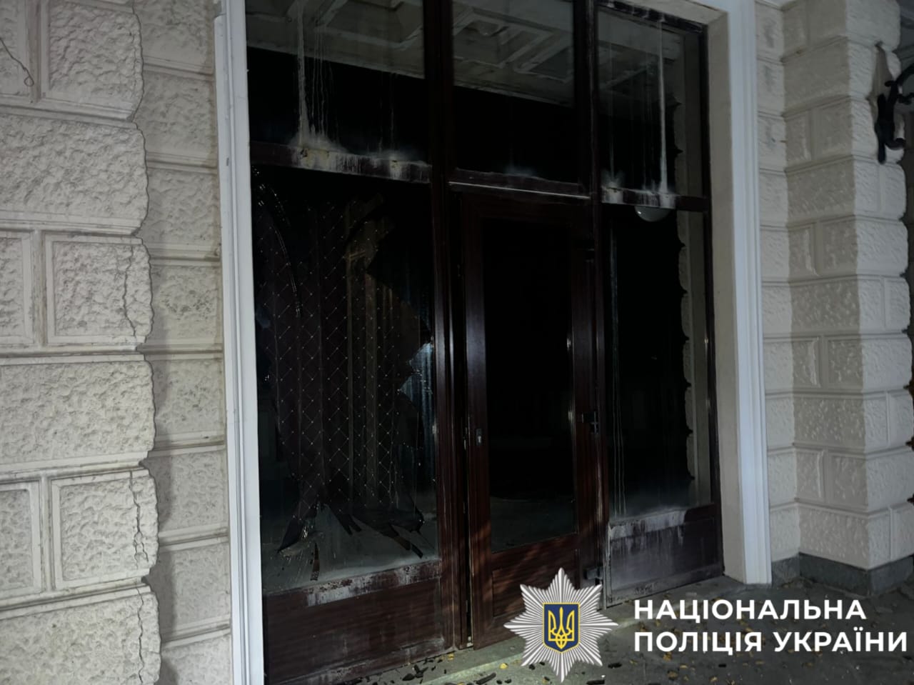 На фотографії зображено наслідки ворожої атаки на столичний регіон.