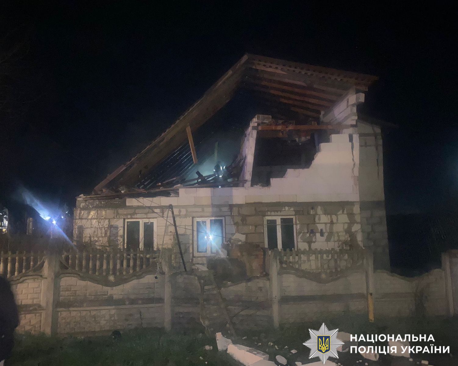 На фотографії зображено наслідки ворожої атаки на столичний регіон.