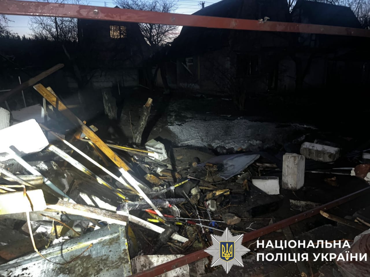 На фотографії зображено наслідки ворожої атаки на столичний регіон.