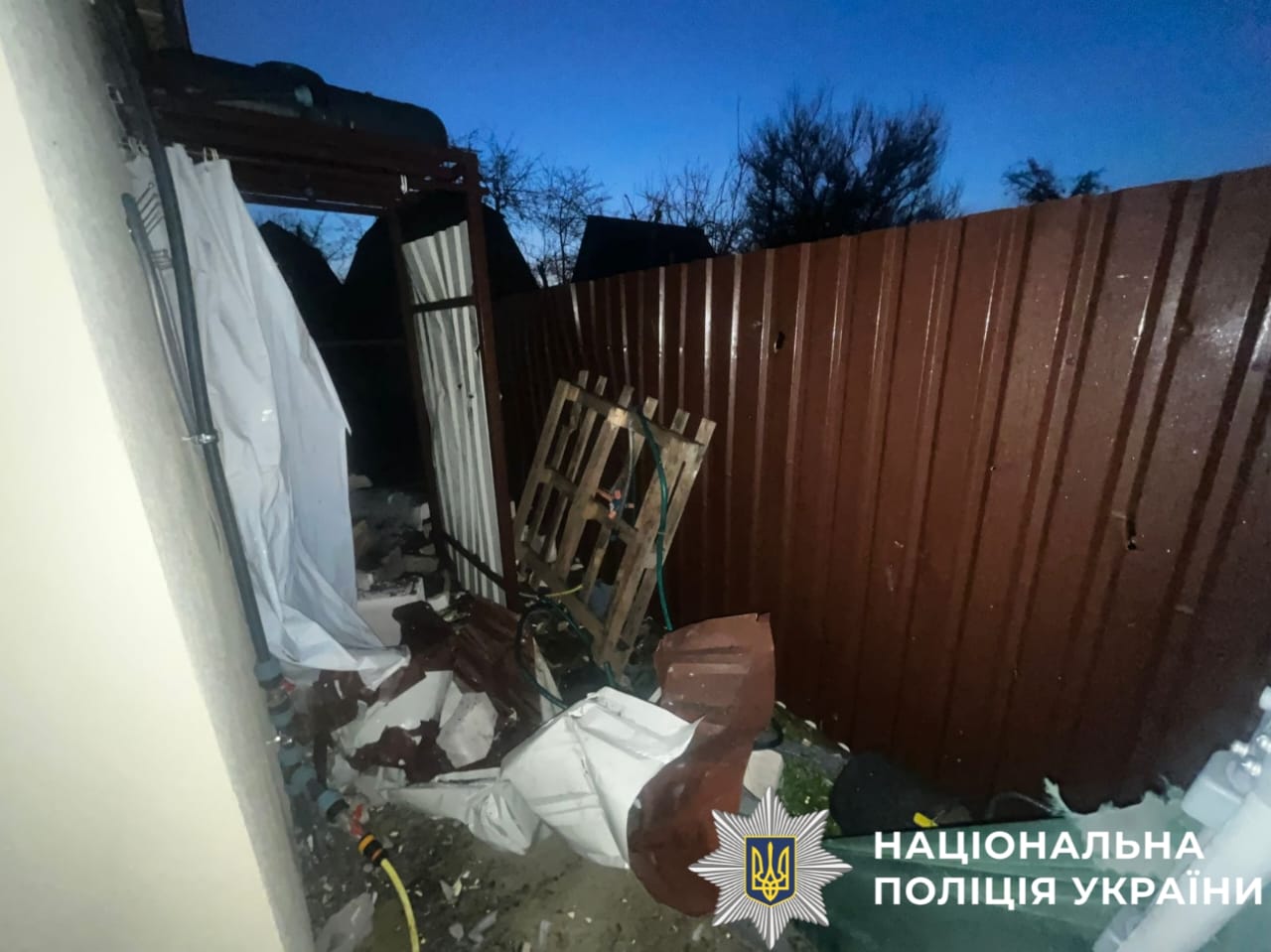 На фотографії зображено наслідки ворожої атаки на столичний регіон.