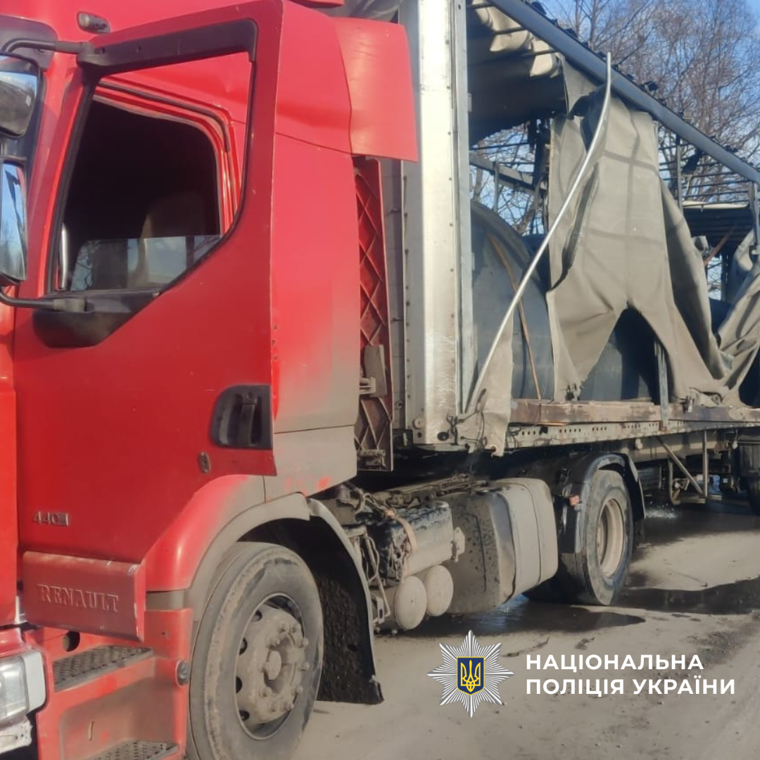 Пошкоджена вантажна автівка