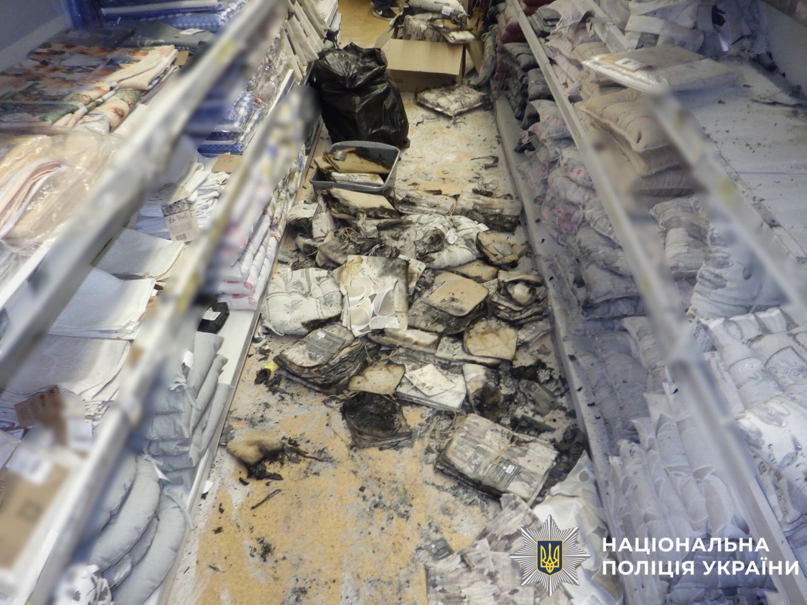 На фотогорафії зображено наслідки підпалу текстильної продукції в гіпермаркеті.