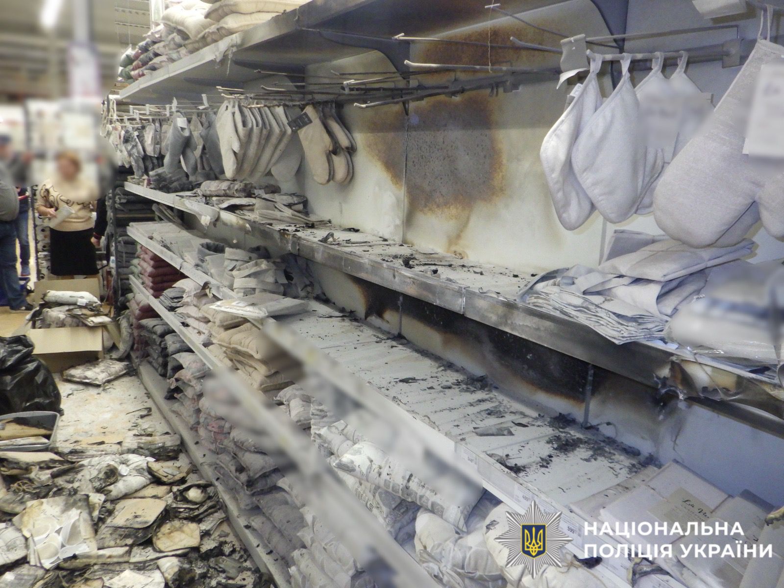 На фотогорафії зображено наслідки підпалу текстильної продукції в гіпермаркеті.