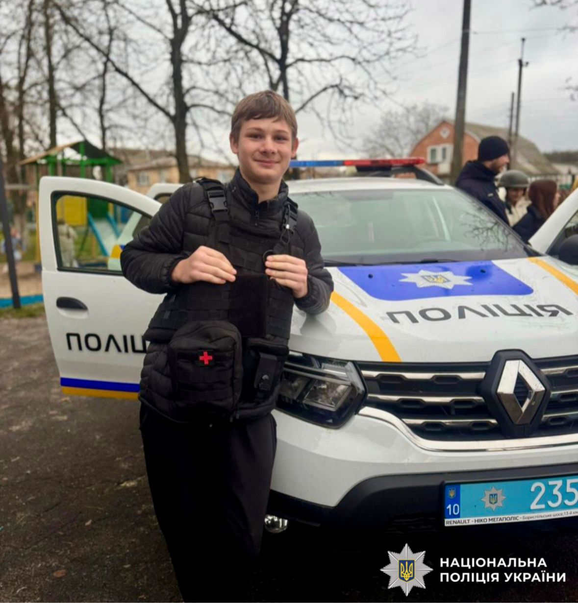 На фотографії зображено дитину, яка знайомиться зі службим спорядженням.