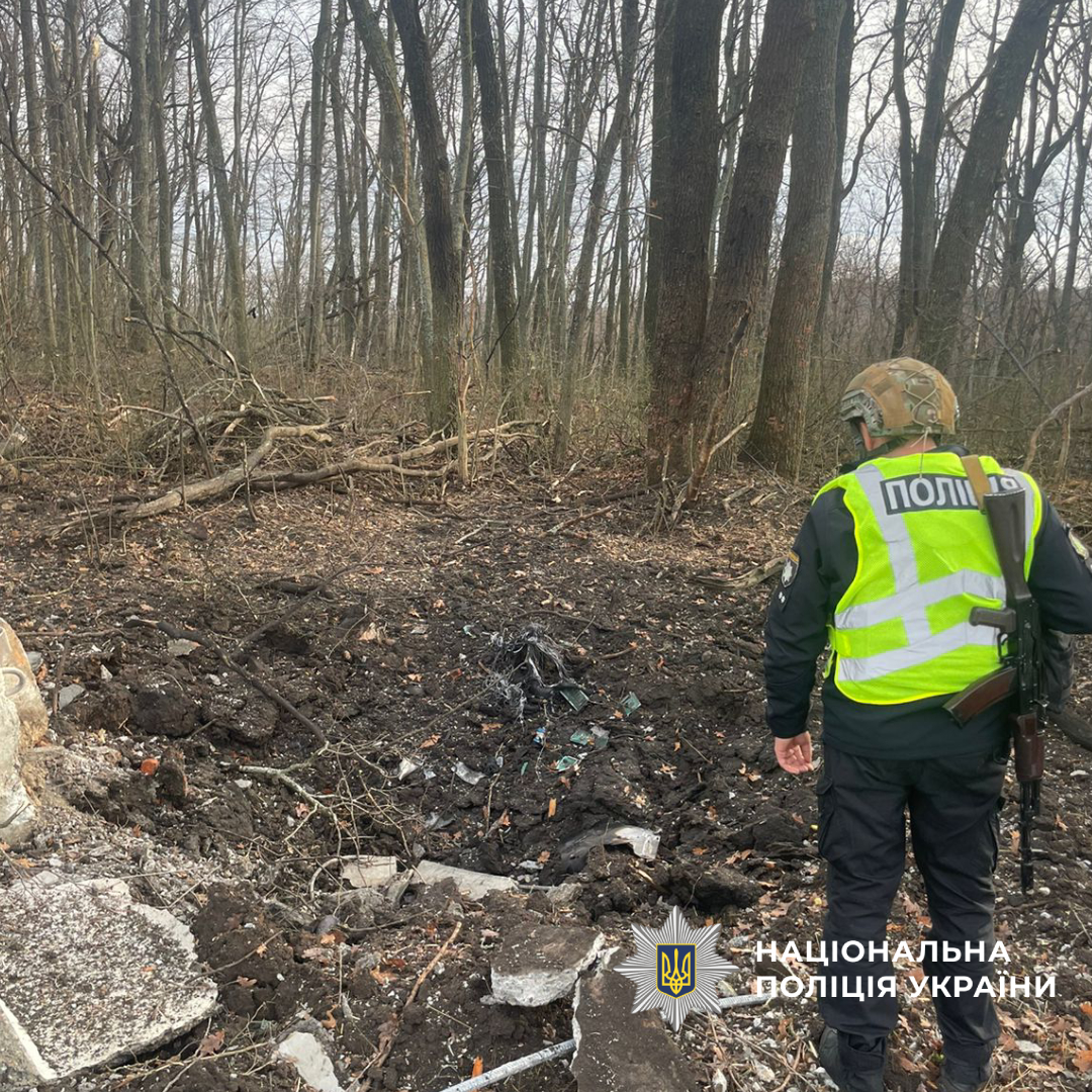 Поліцейський оглядає місце обстрілу
