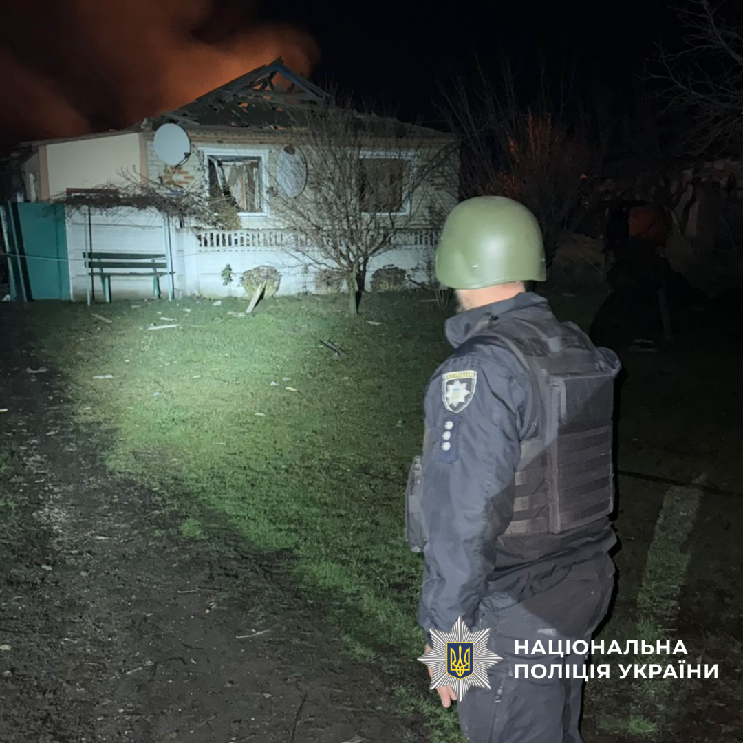 Поліцейський оглядає місце обстрілу