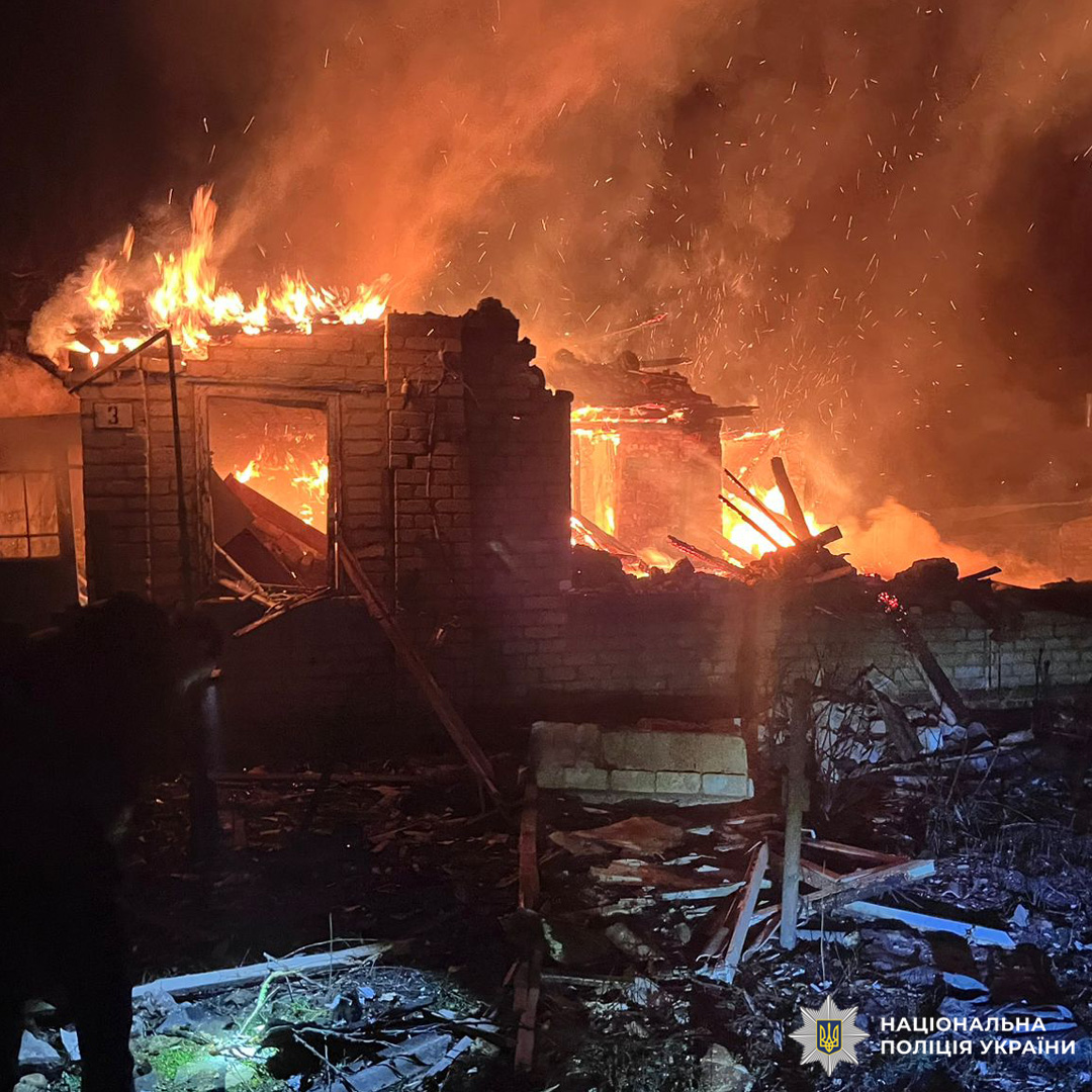 Палає житловий будинок із цегли. Полум’я і густий дим охопили дах і стіни, частина конструкцій вже обвалилася.