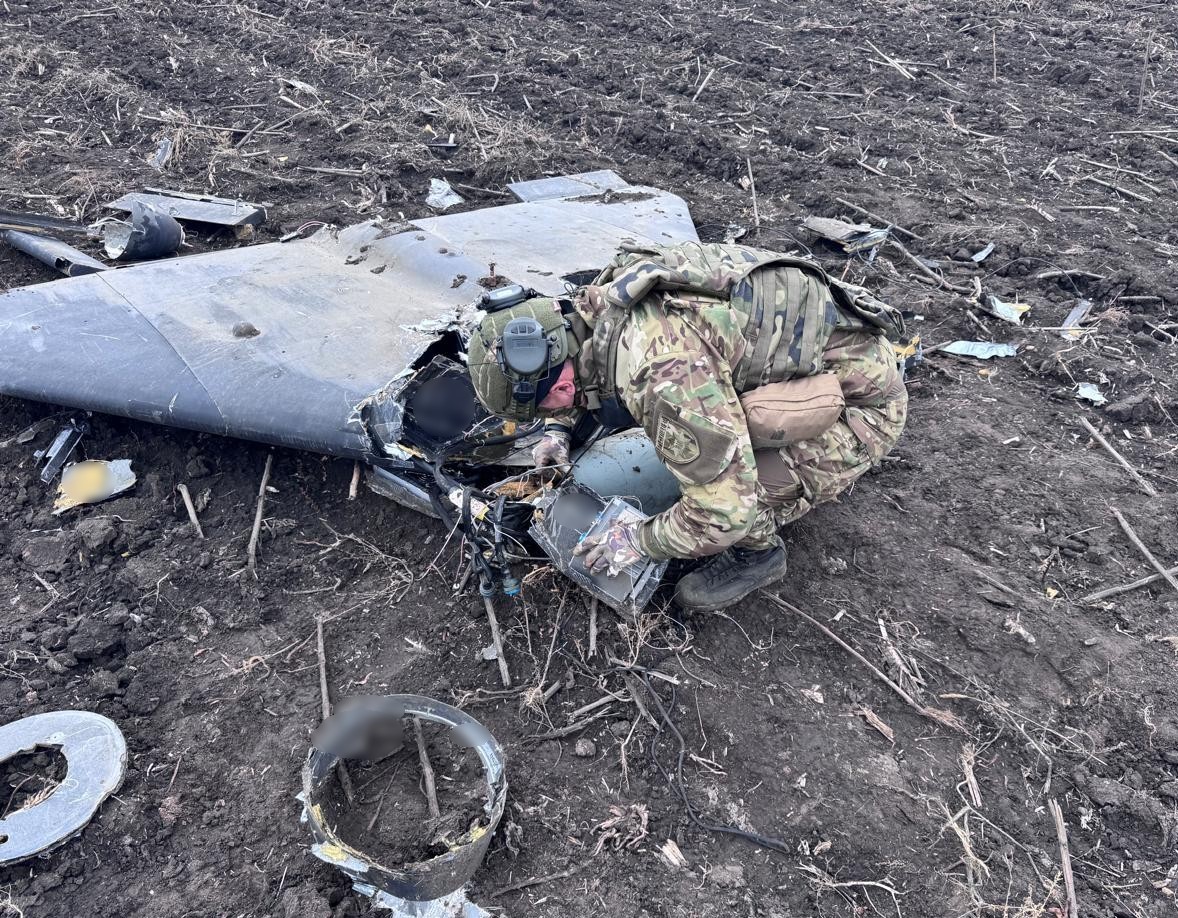 вибухотехнік працює на місці виявлення бойової частини ворожого дрона