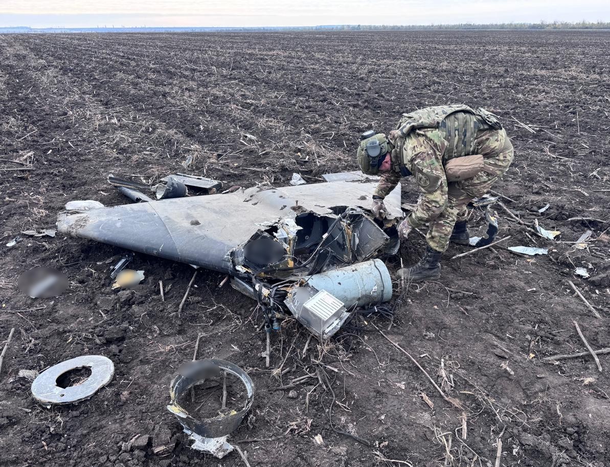 вибухотехнік працює на місці виявлення бойової частини ворожого дрона