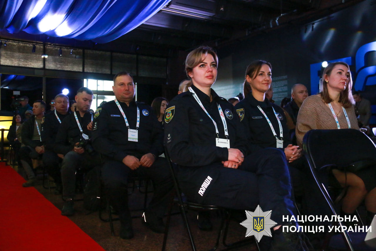 На фото зображено поліцейських-кінологів Київщини