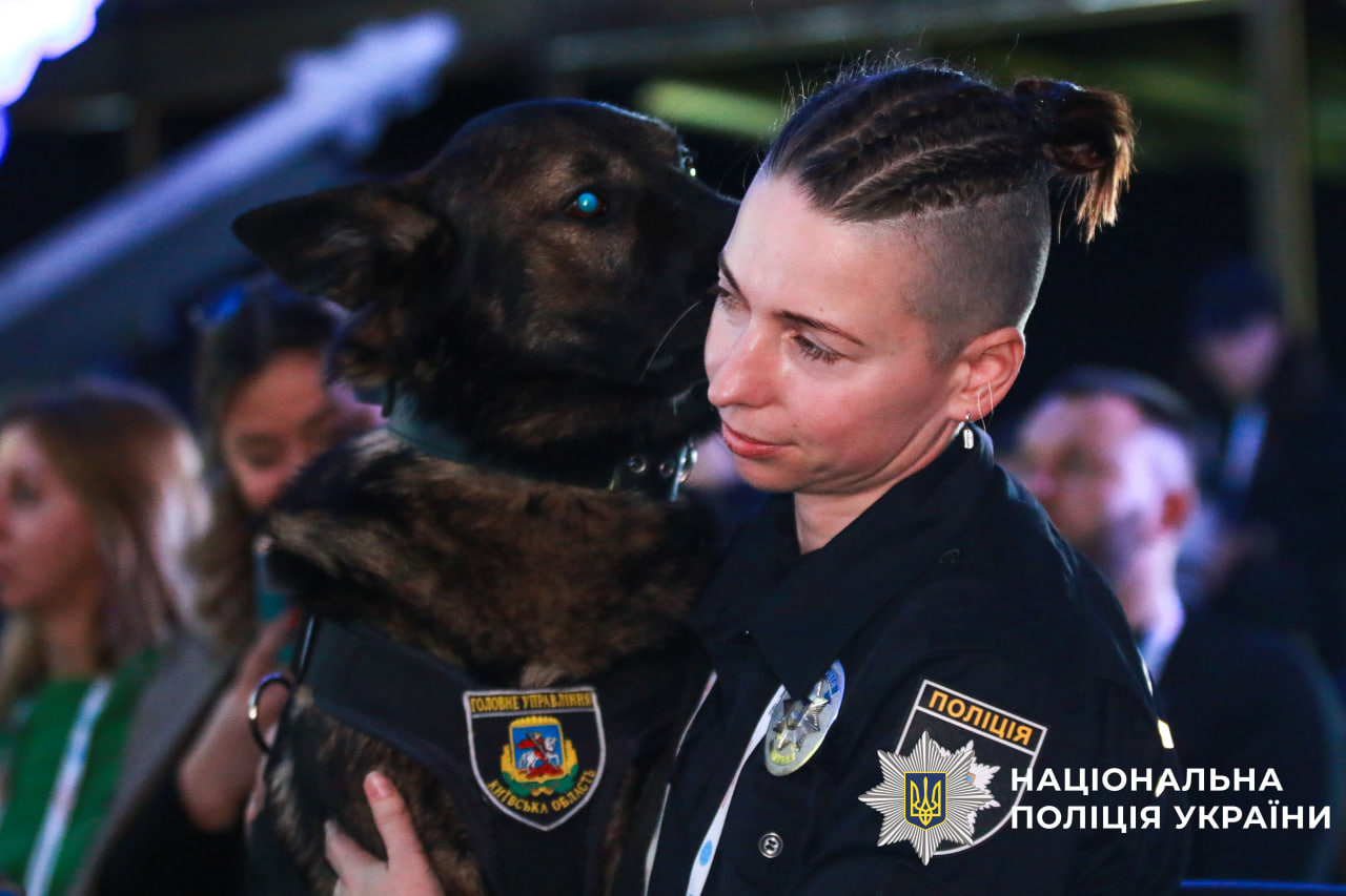 На фото зображено поліцейського з собакою