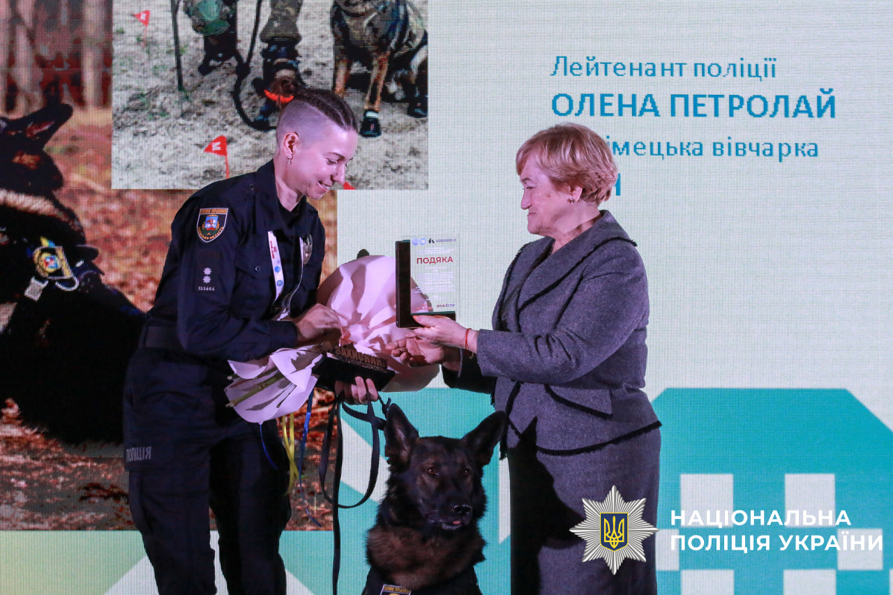 На фото зображено поліцейську під час нагородження