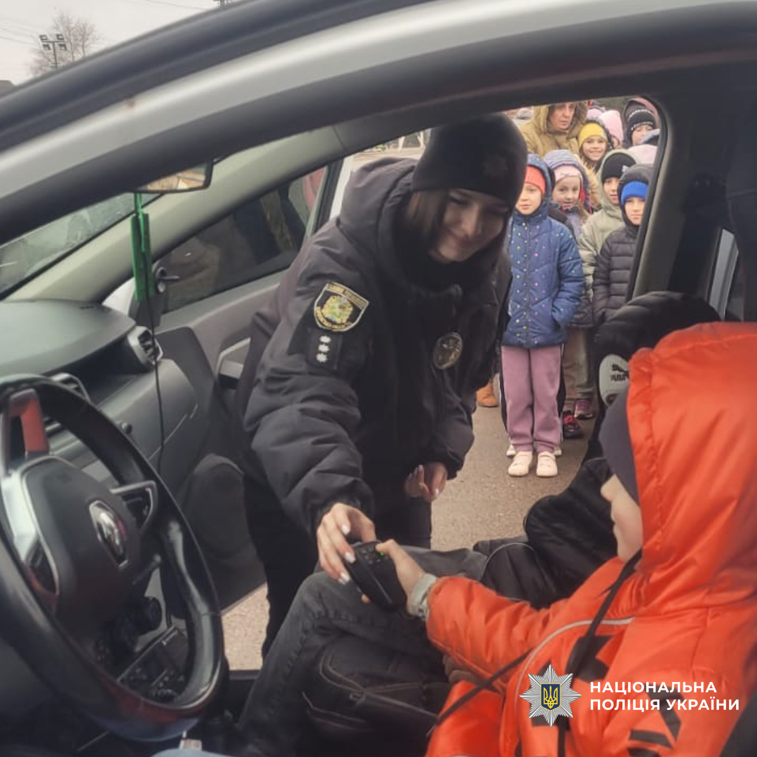 На Харківщині поліцейські провели урок з безпеки дорожнього руху для учнів ліцею