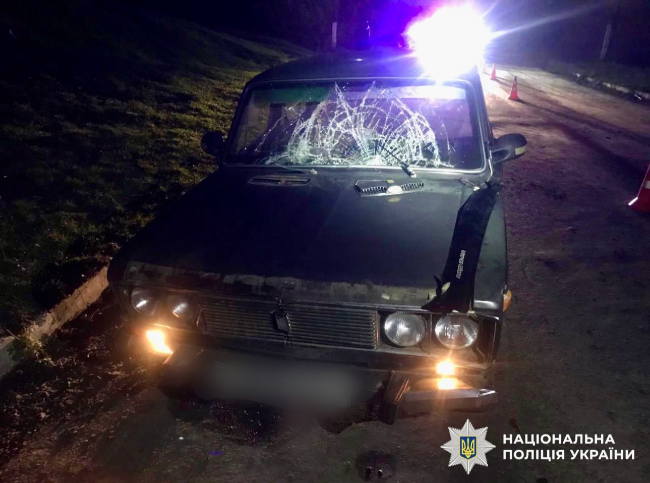 На фото сображений пошкоджений автомобіль