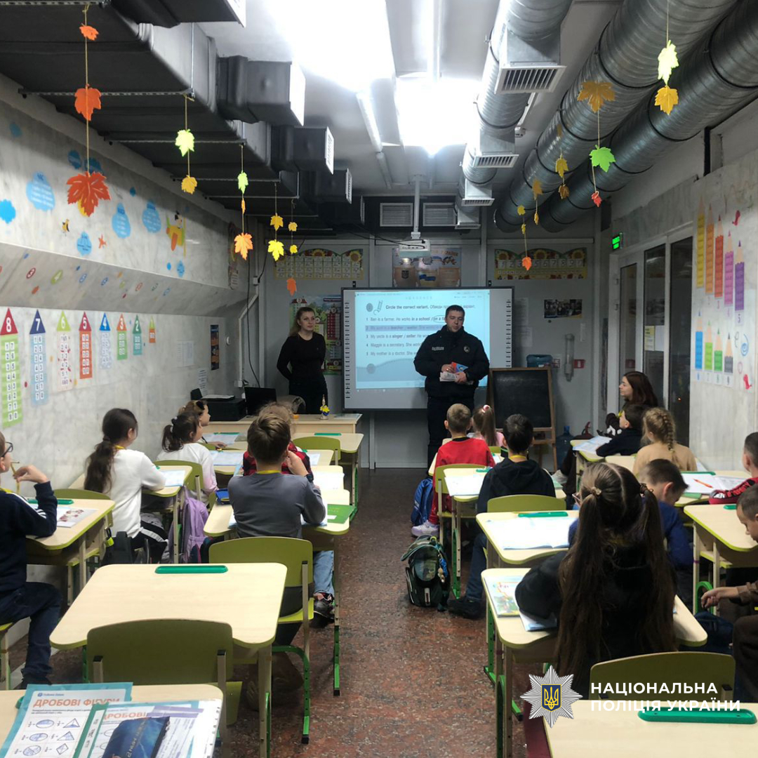 З нагоди Всеукраїнського тижня безпеки дорожнього руху ювенальні поліцейські Харкова провели уроки для учнів підземної школи