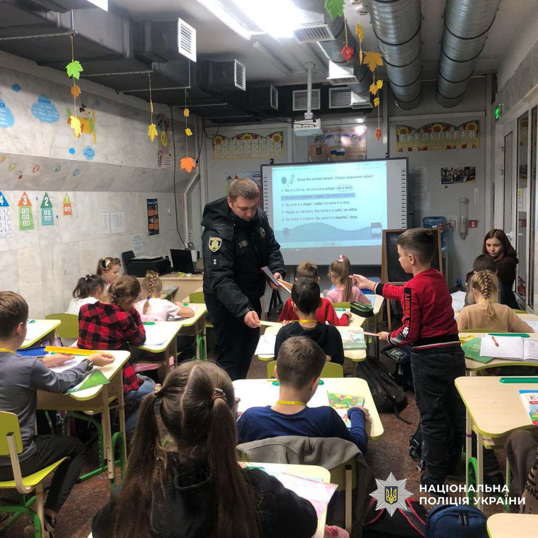 З нагоди Всеукраїнського тижня безпеки дорожнього руху ювенальні поліцейські Харкова провели уроки для учнів підземної школи