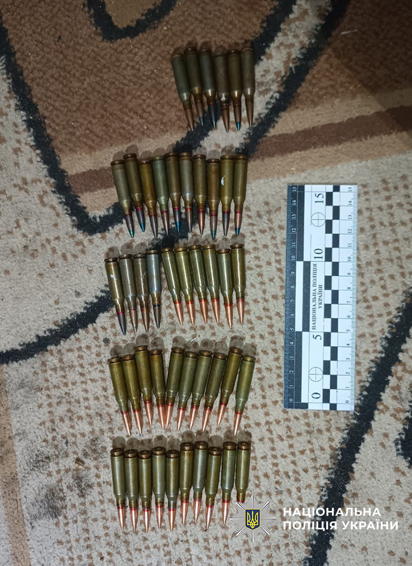 На Прилуччині поліцейські вилучили у чоловіка незаконну зброю та набої