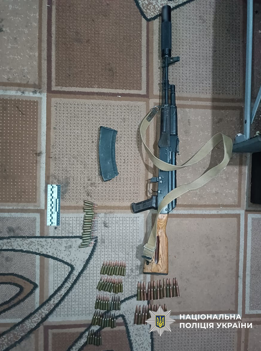 На Прилуччині поліцейські вилучили у чоловіка незаконну зброю та набої