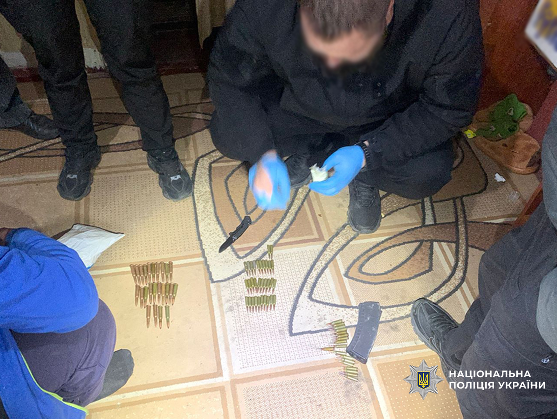 На Прилуччині поліцейські вилучили у чоловіка незаконну зброю та набої