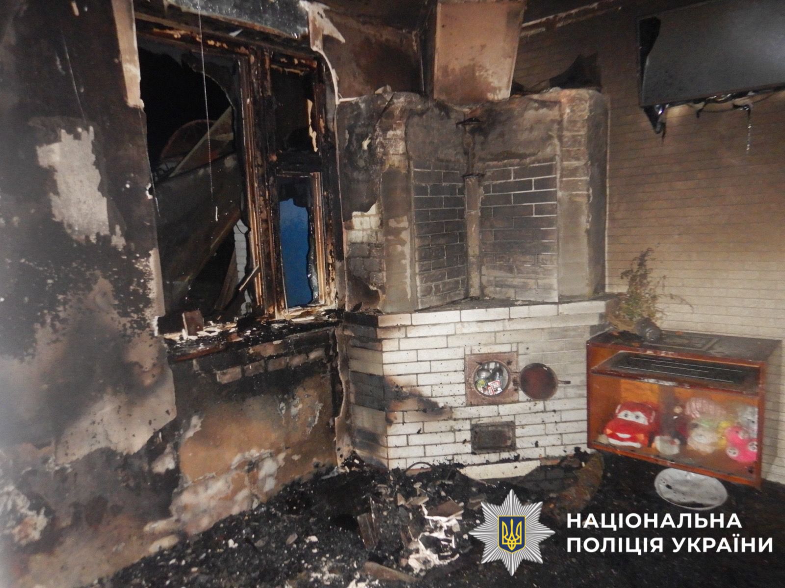 На фотографії зображено наслідки пожежі будинку.