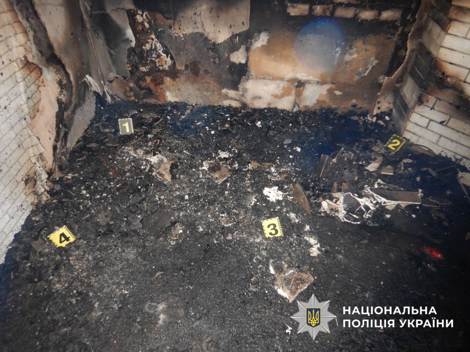 На фотографії зображено наслідки пожежі будинку.