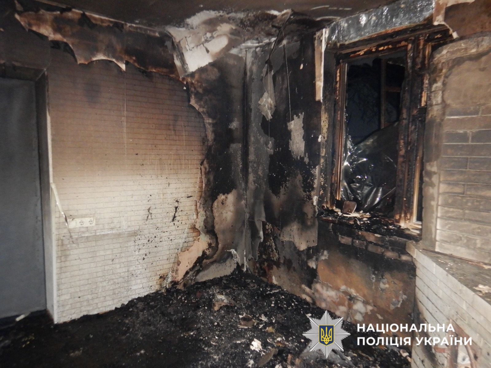 На фотографії зображено наслідки пожежі будинку.