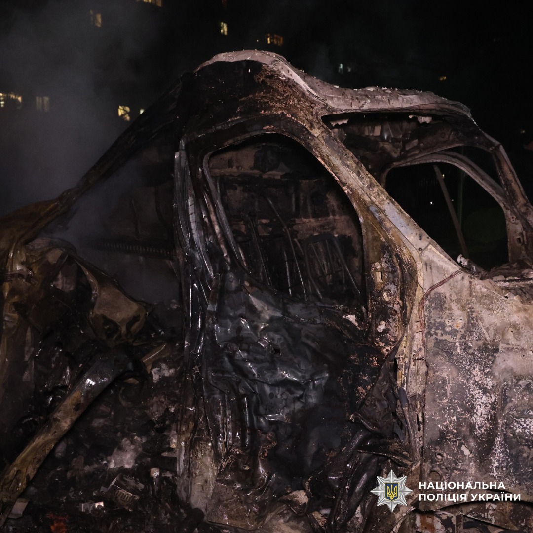 Знищений автомобіль після пожежі або вибуху. Обгорілий корпус, деформований метал, повністю вигорілий салон.