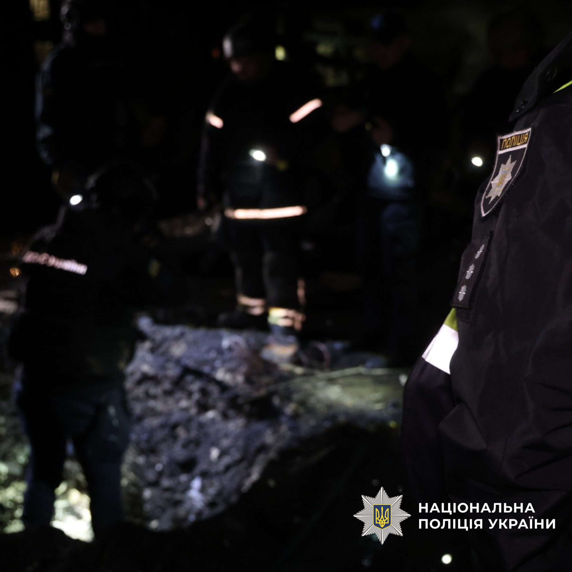 Поліцейські розбирають речові докази обстрілу