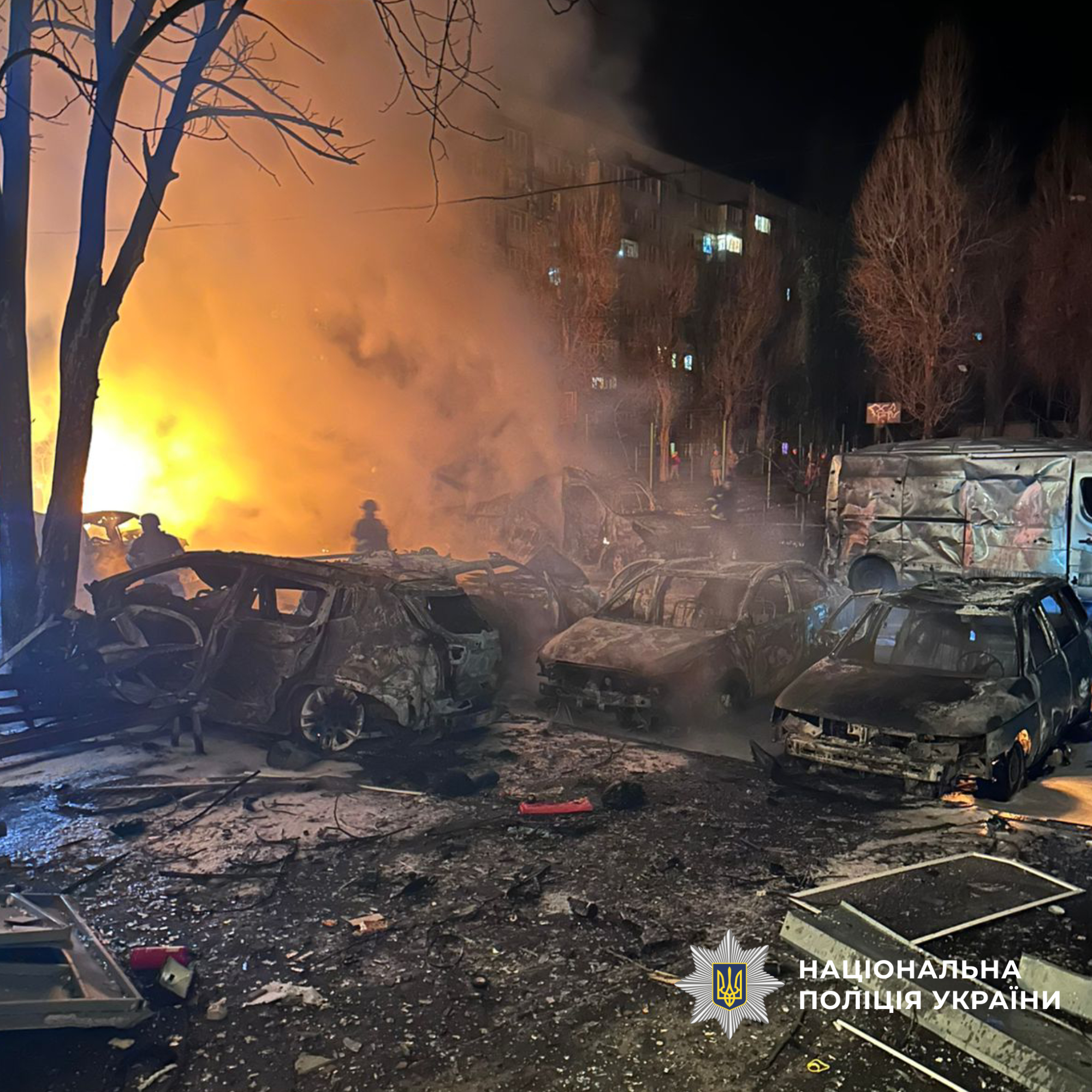 Палаюче подвір'я житлового будинку після обстрілу