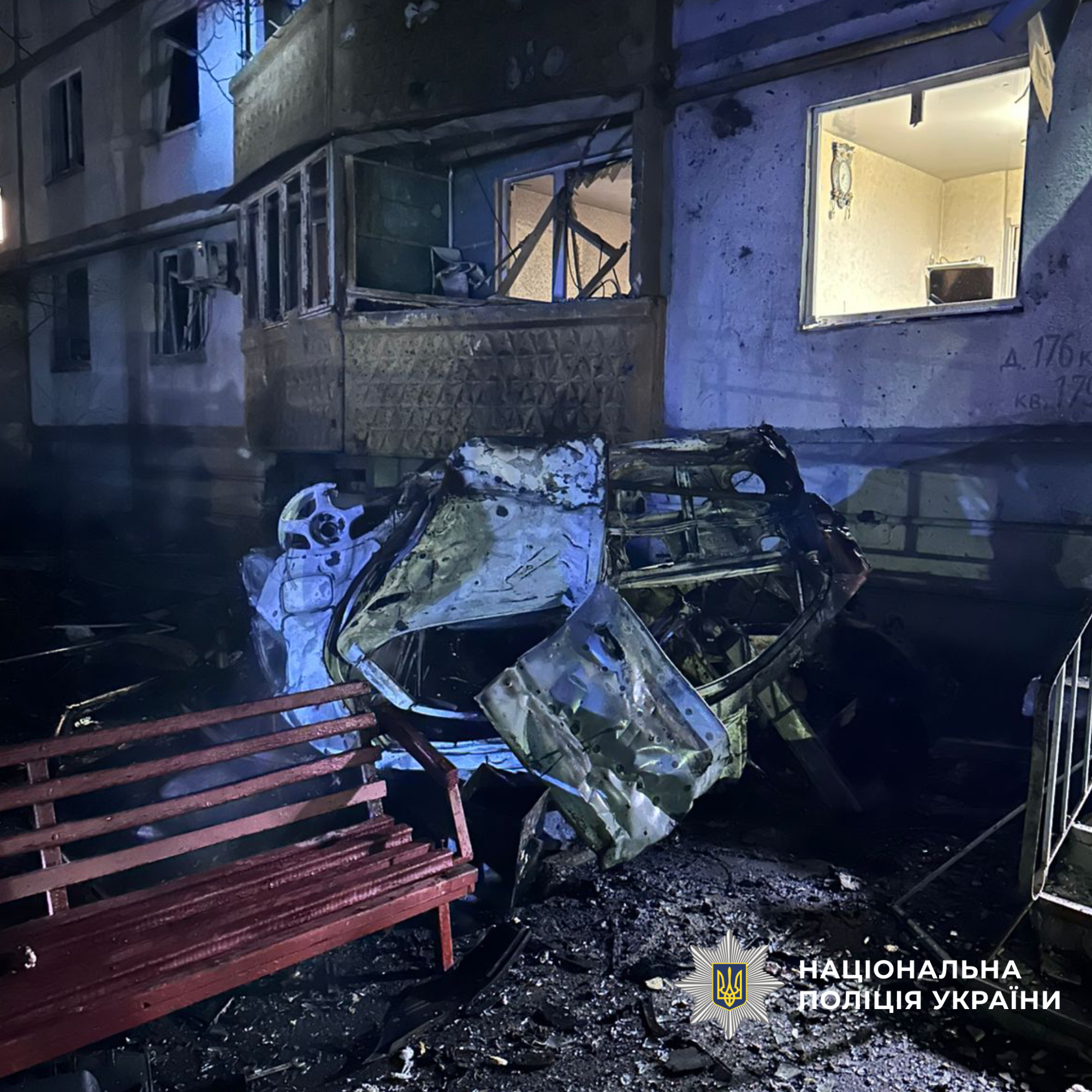 Розкидані шматки автівки внаслідок обстрілу