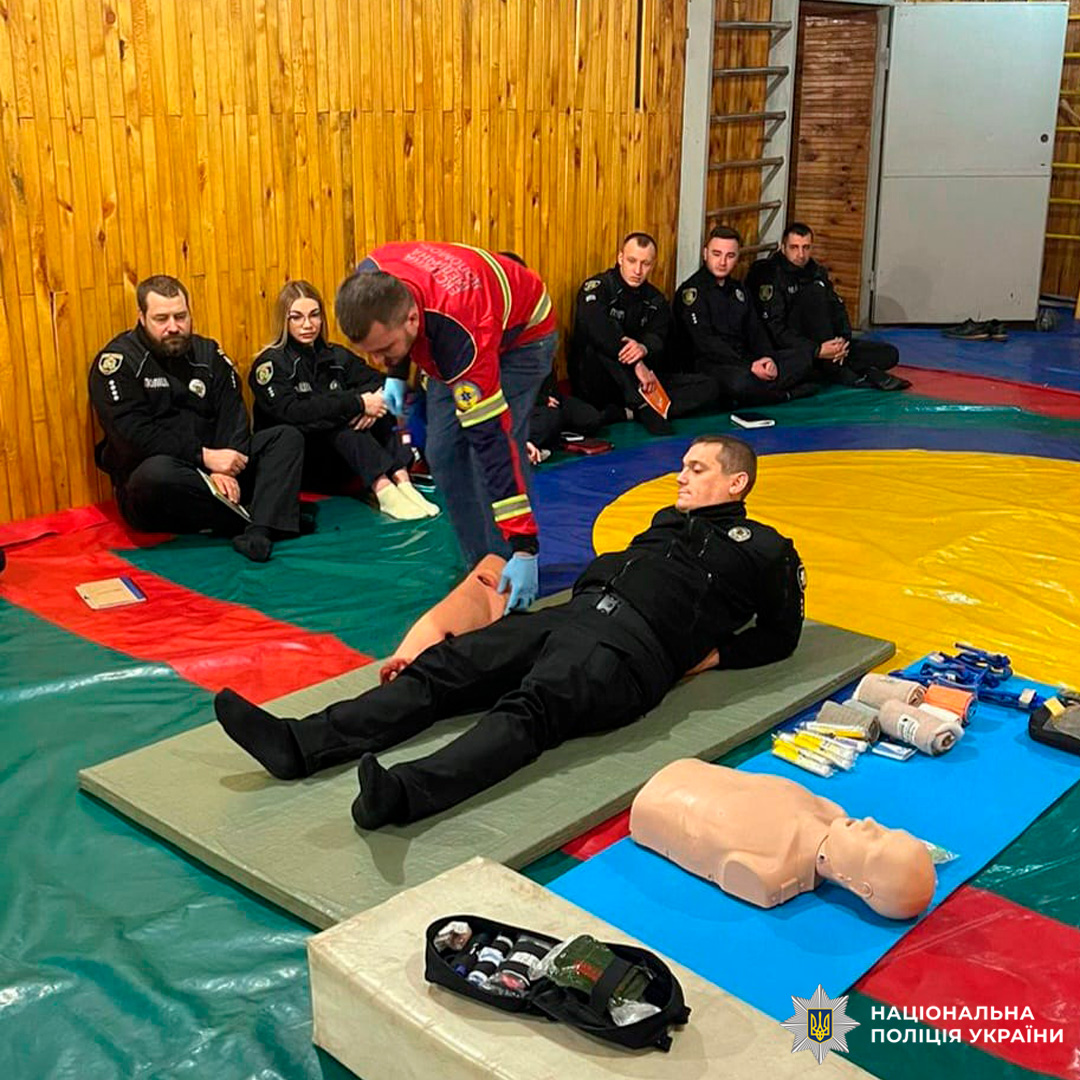 Поліцейські проходять тренування з надання першої допомоги під керівництвом інструктора-рятувальника.