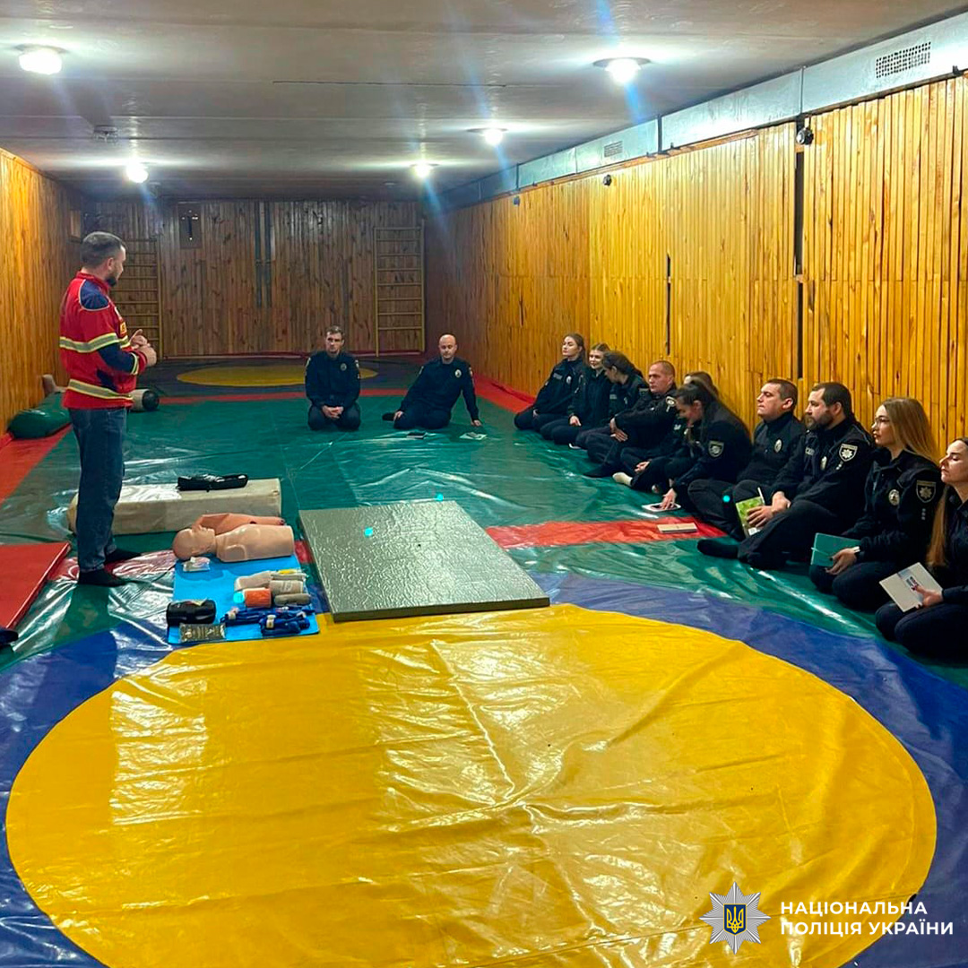 Інструктор проводить заняття з домедичної допомоги для поліцейських у навчальному залі.