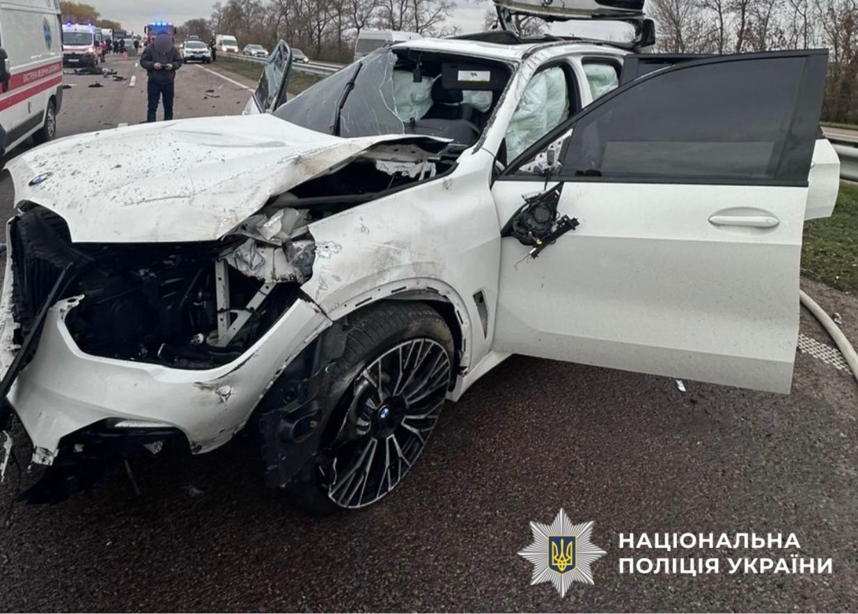 На фотографії зображено автомоібль, який потрапив у ДТП.