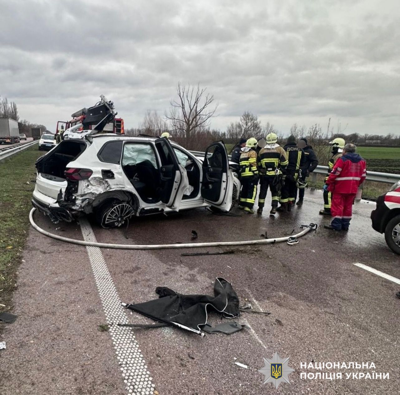 На фотографії зображено автомобіль, який потрапив у ДТП, а також рятувальники та медики, які працювали на місці події.
