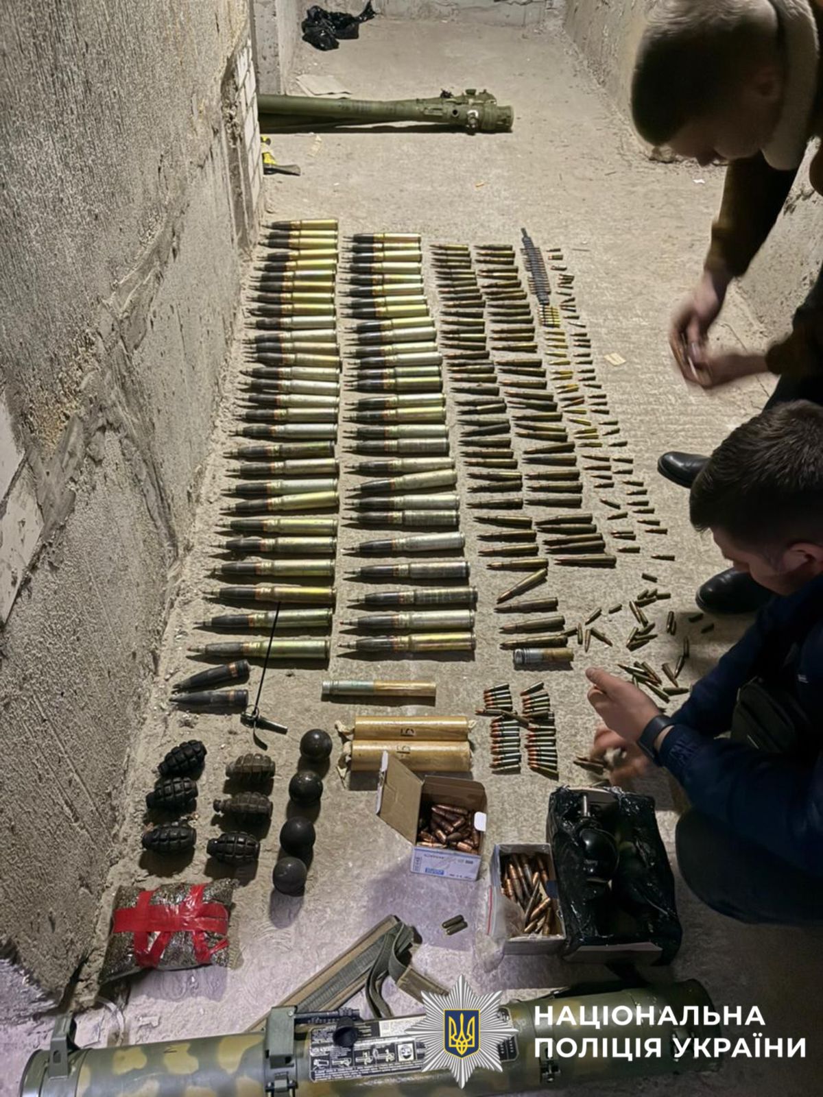 На фотографії зображені виявлені та вилучені боєприпаси.