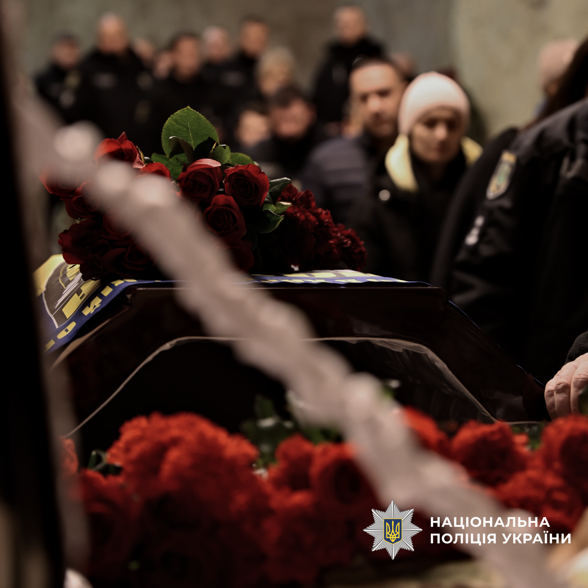 Квіти на труні, та люди які прощаються з Владиславом