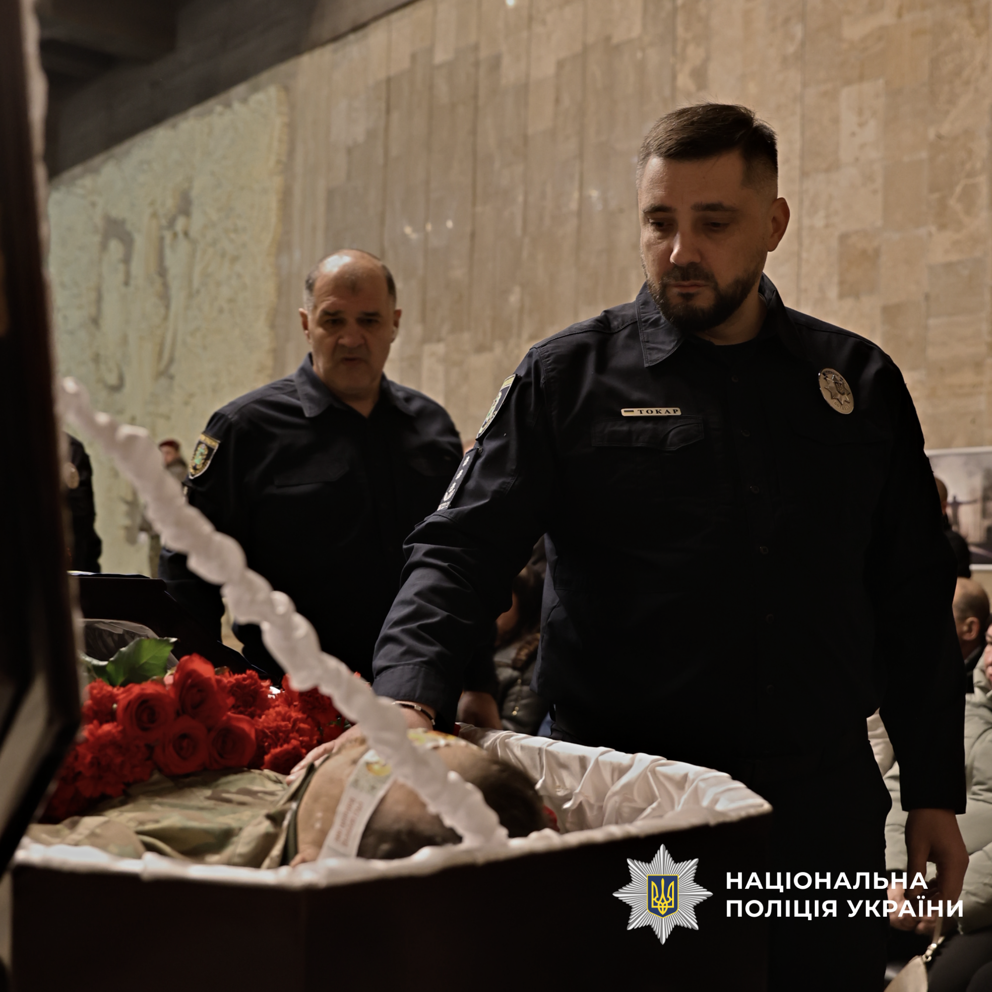 Керівник ГУНП прощається з поліцейським