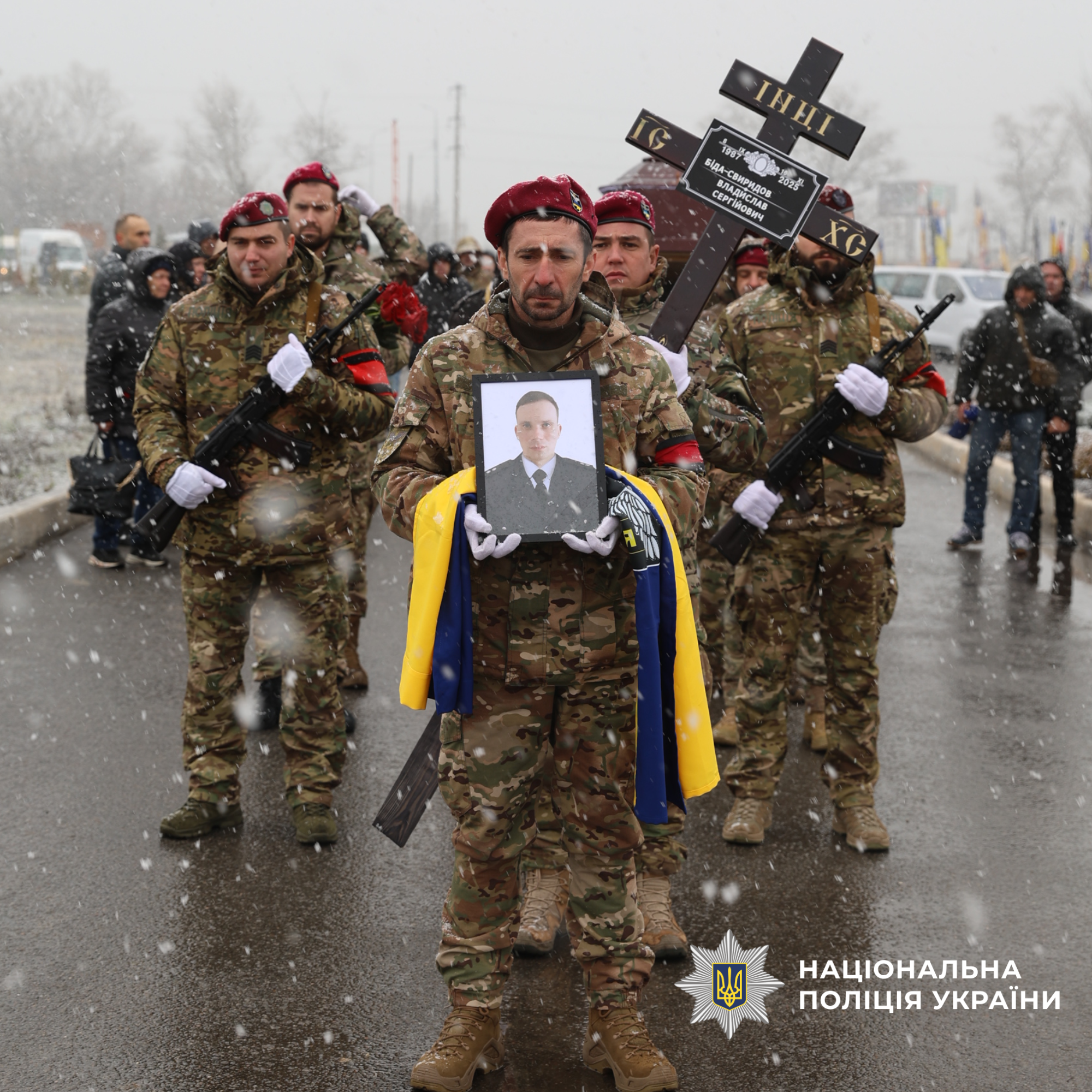 Побратими несуть портрет разом з труною та крестом бійця