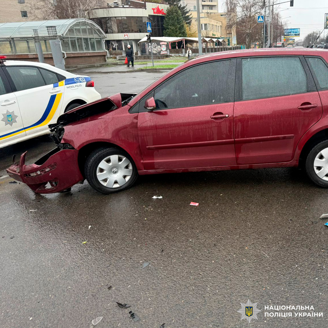 ДТП у місті: пошкоджений легковик і карета швидкої допомоги на мокрій дорозі.