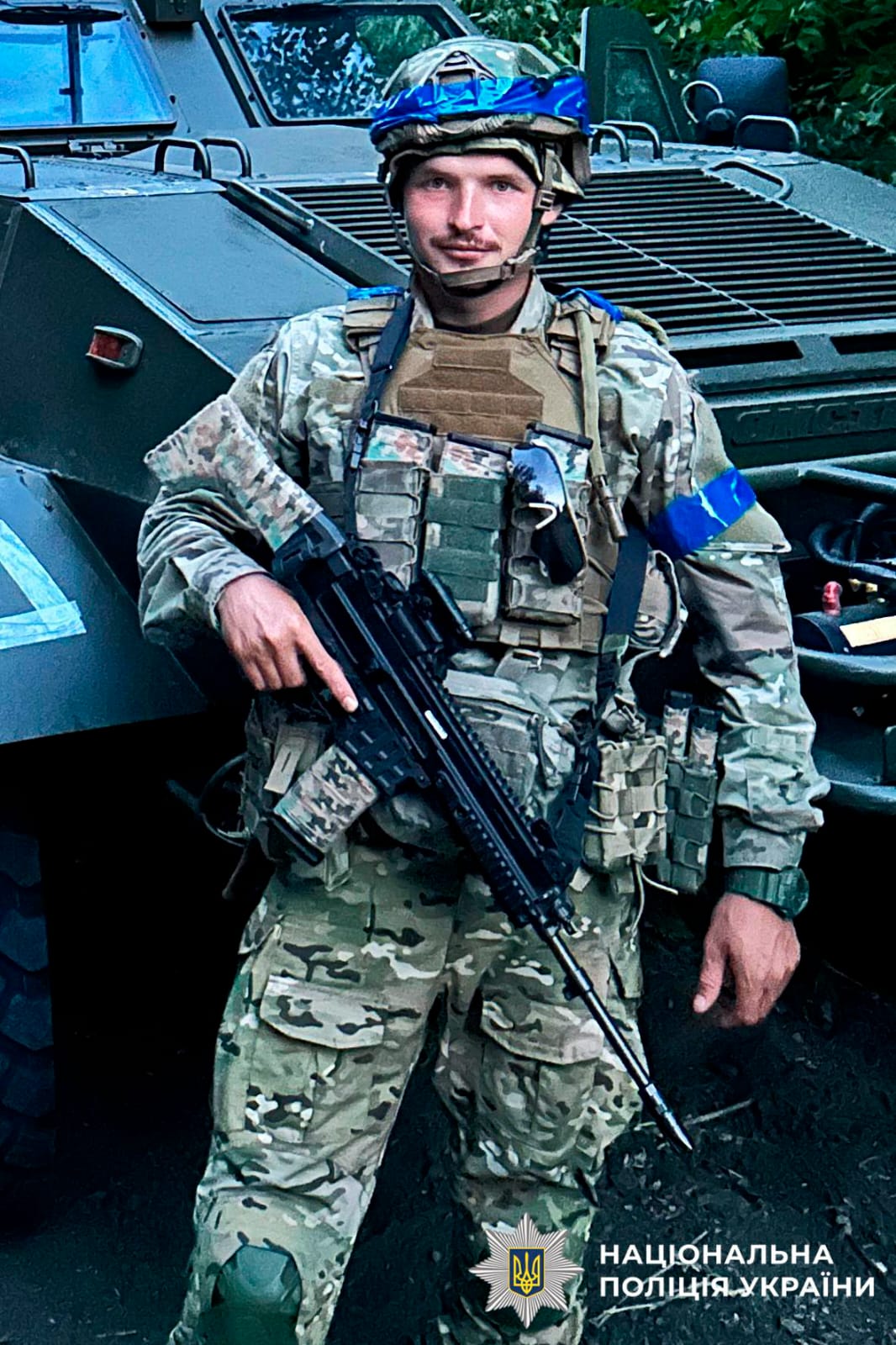 На фотографії зображено спецпризначенця поліції Київщини Михайла Демідовця, який загинув в бою на Донеччині.