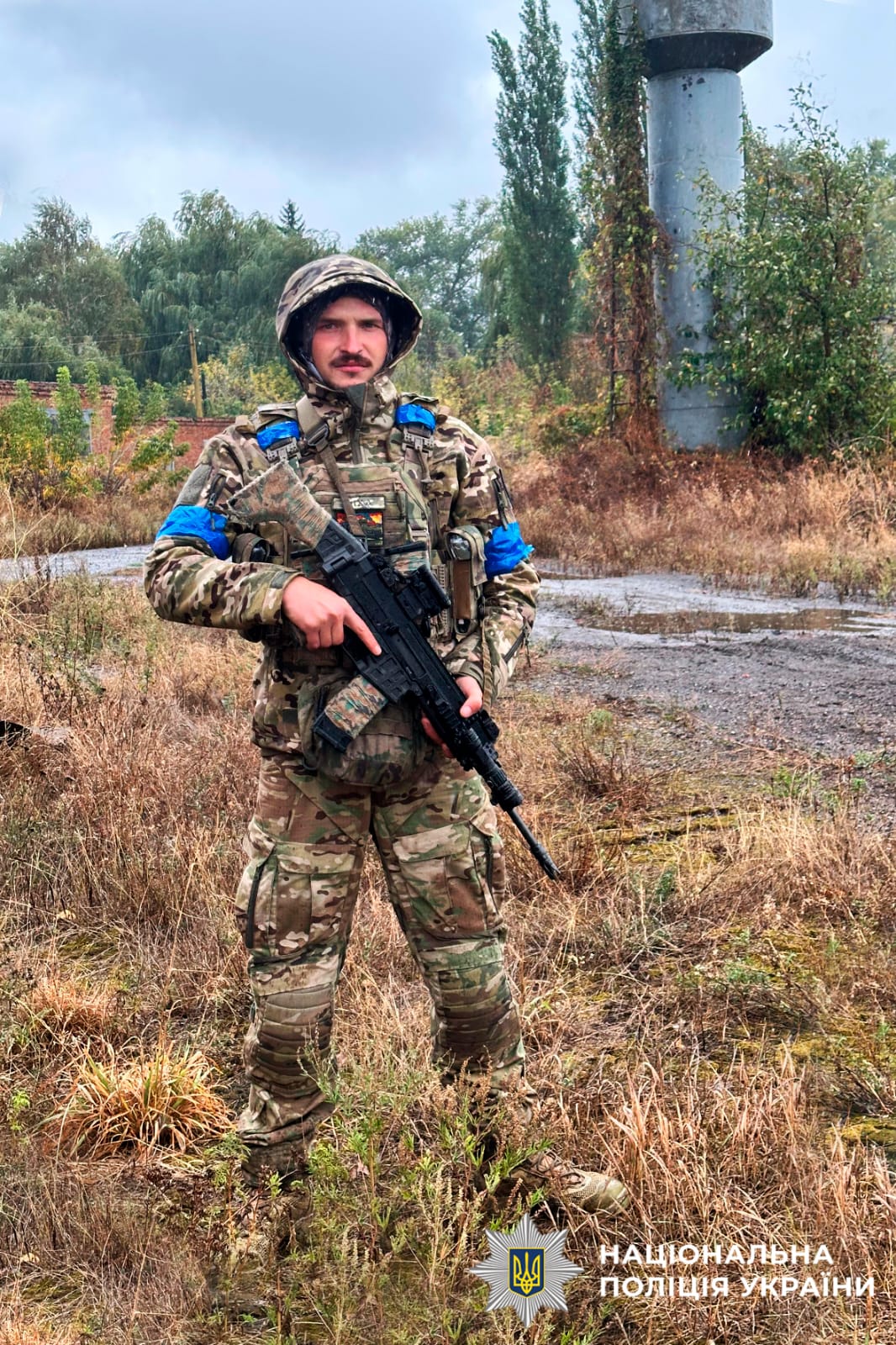 На фотографії зображено спецпризначенця поліції Київщини Михайла Демідовця, який загинув в бою на Донеччині.