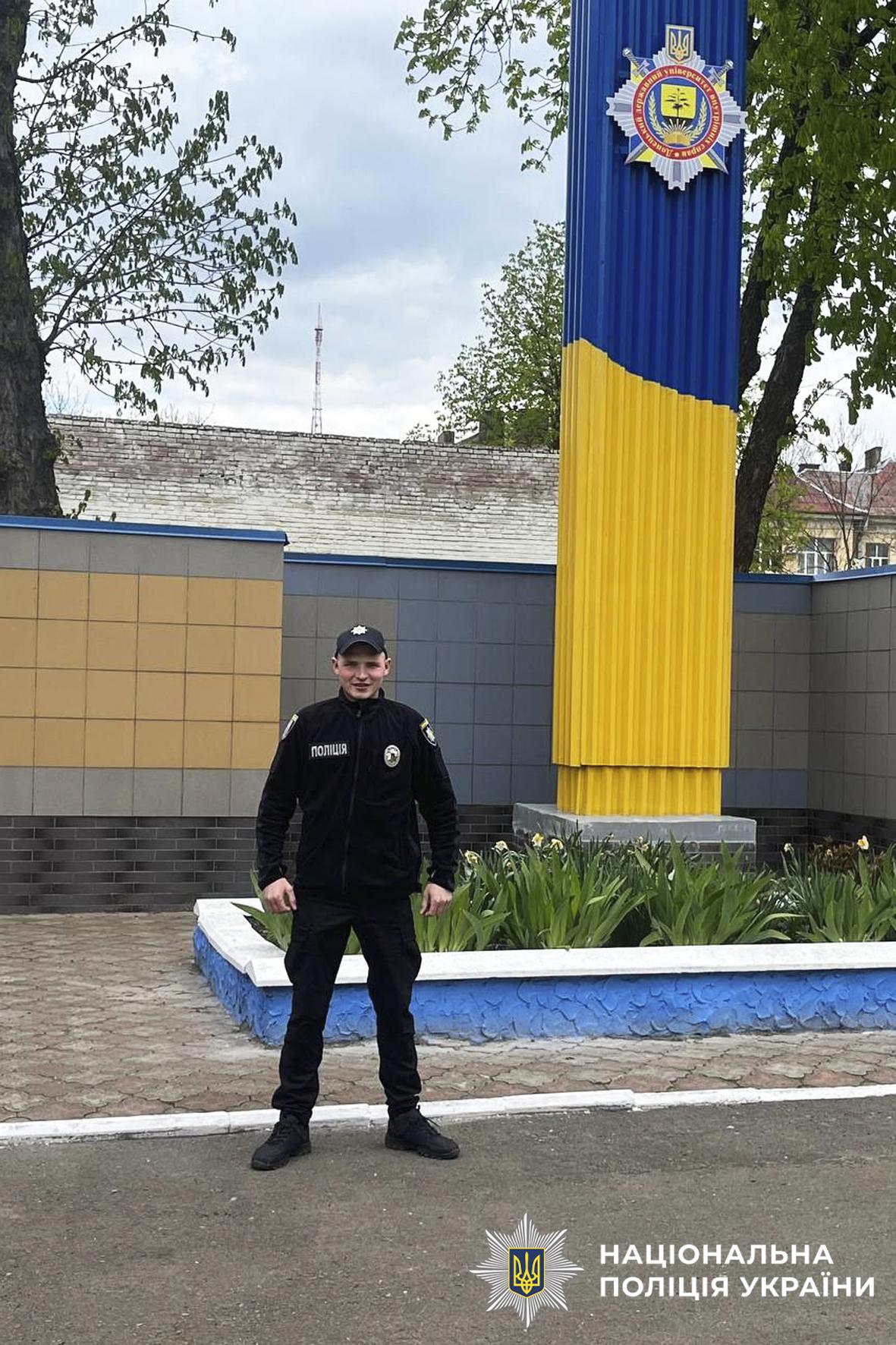 На фотографії зображено спецпризначенця поліції Київщини Михайла Демідовця, який загинув в бою на Донеччині.