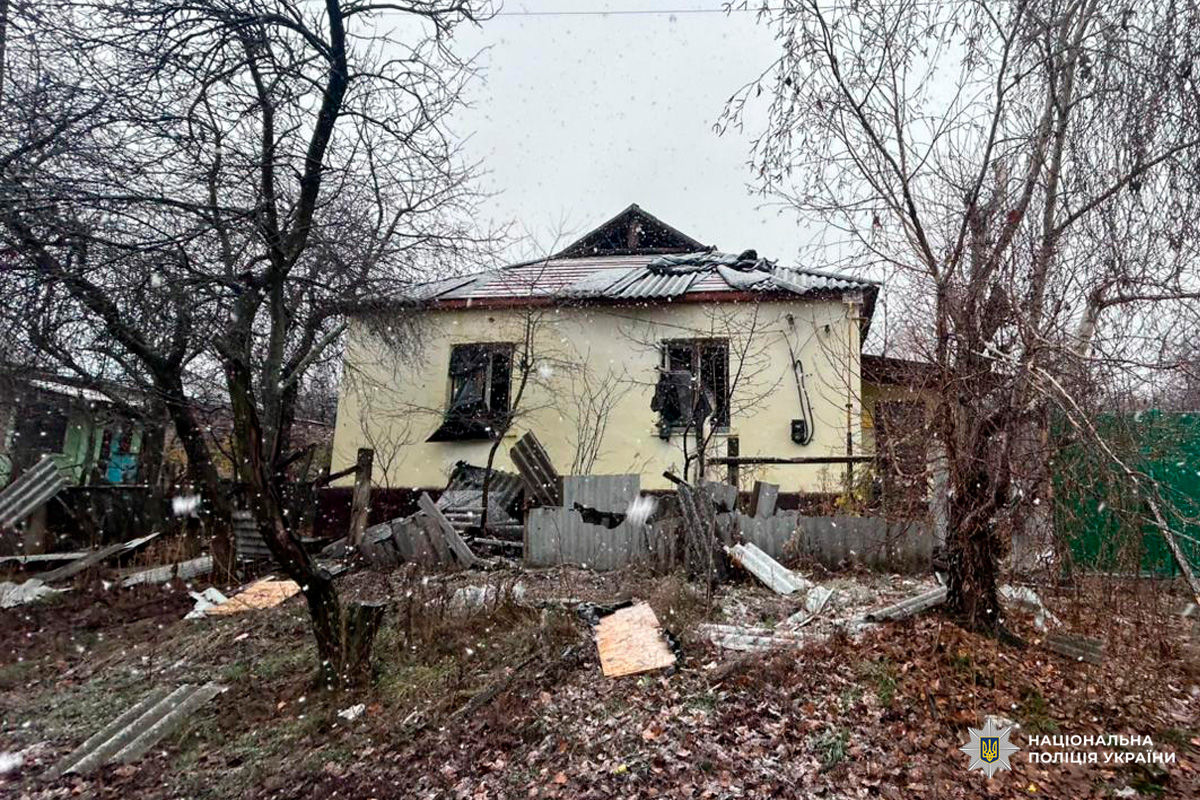 Зруйнований житловий будинок узимку. Сніг, уламки, сліди вибуху.