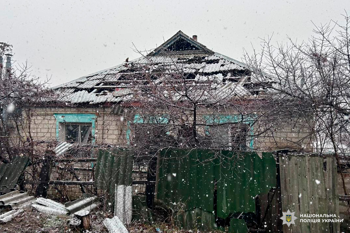 Зруйнований житловий будинок узимку. Сніг, уламки, сліди вибуху.