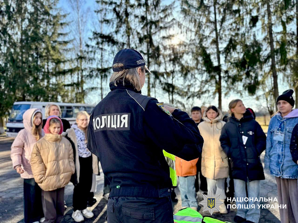 Ювенальна поліцейська розповідає дітям основні правила дорожнього руху.